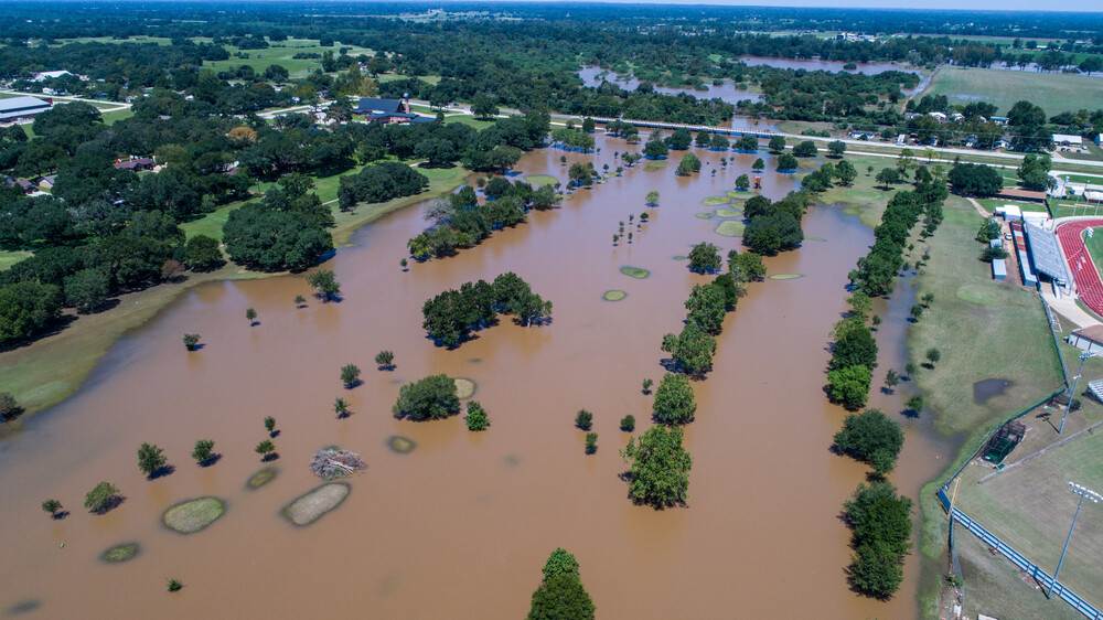 2017年飓风哈维过后，得克萨斯州哥伦布的科罗拉多河。